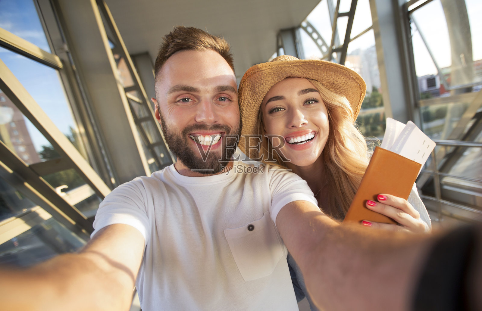 一对兴奋的情侣在机场航站楼自拍照片摄影图片