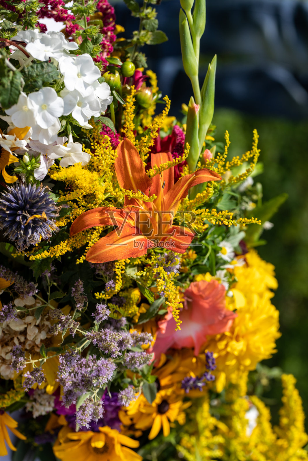 由鲜花、香草和水果组成的花束是夏季的象征照片摄影图片