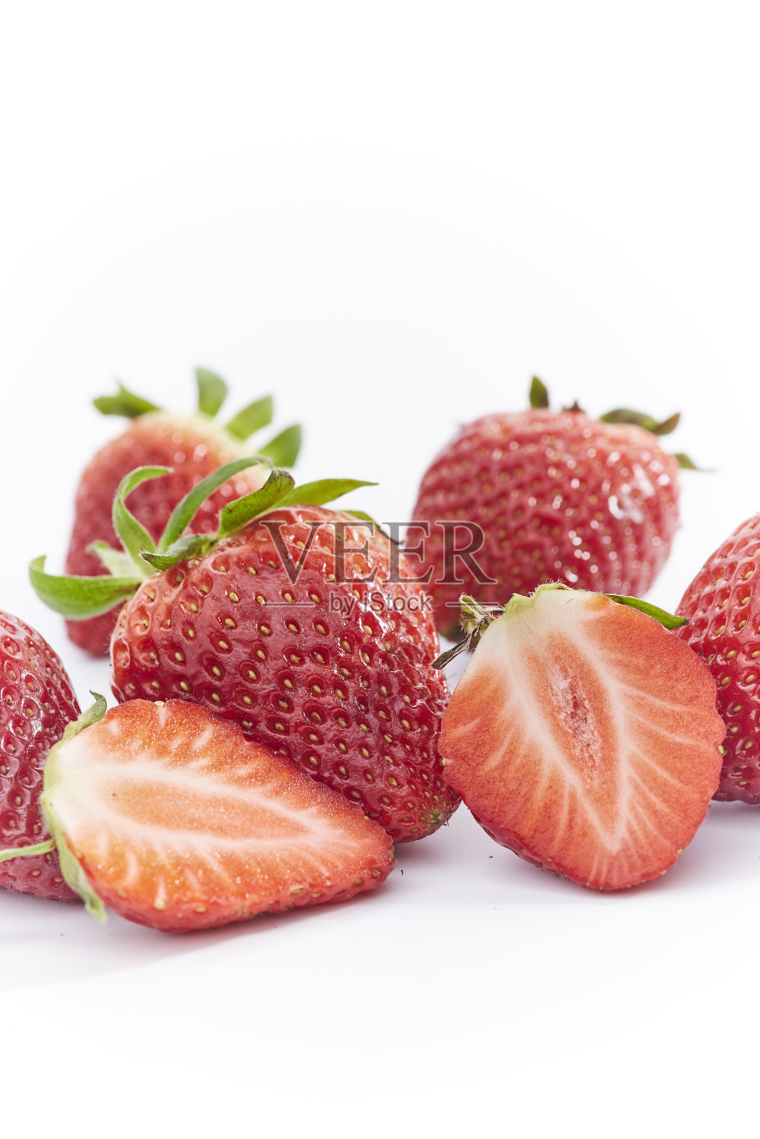 草莓新鲜成熟的浆果孤立在白色的背景照片摄影图片