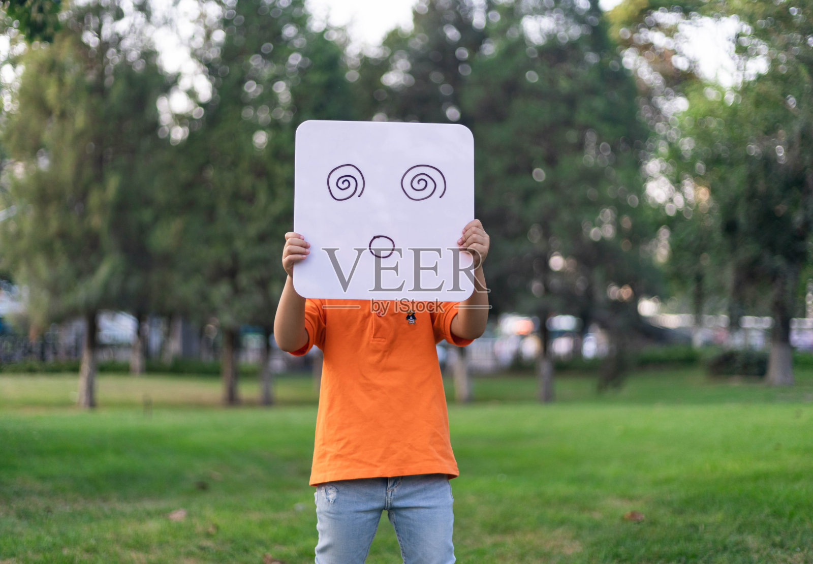 手持白板的女孩面部表情:困惑照片摄影图片