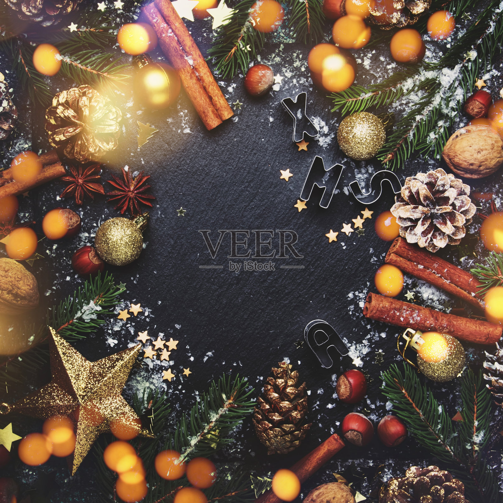 圣诞或新年的黑暗背景，框架，模板，节日装饰，冬季香料和圣诞装饰，坚果和冷杉枝，顶视图照片摄影图片