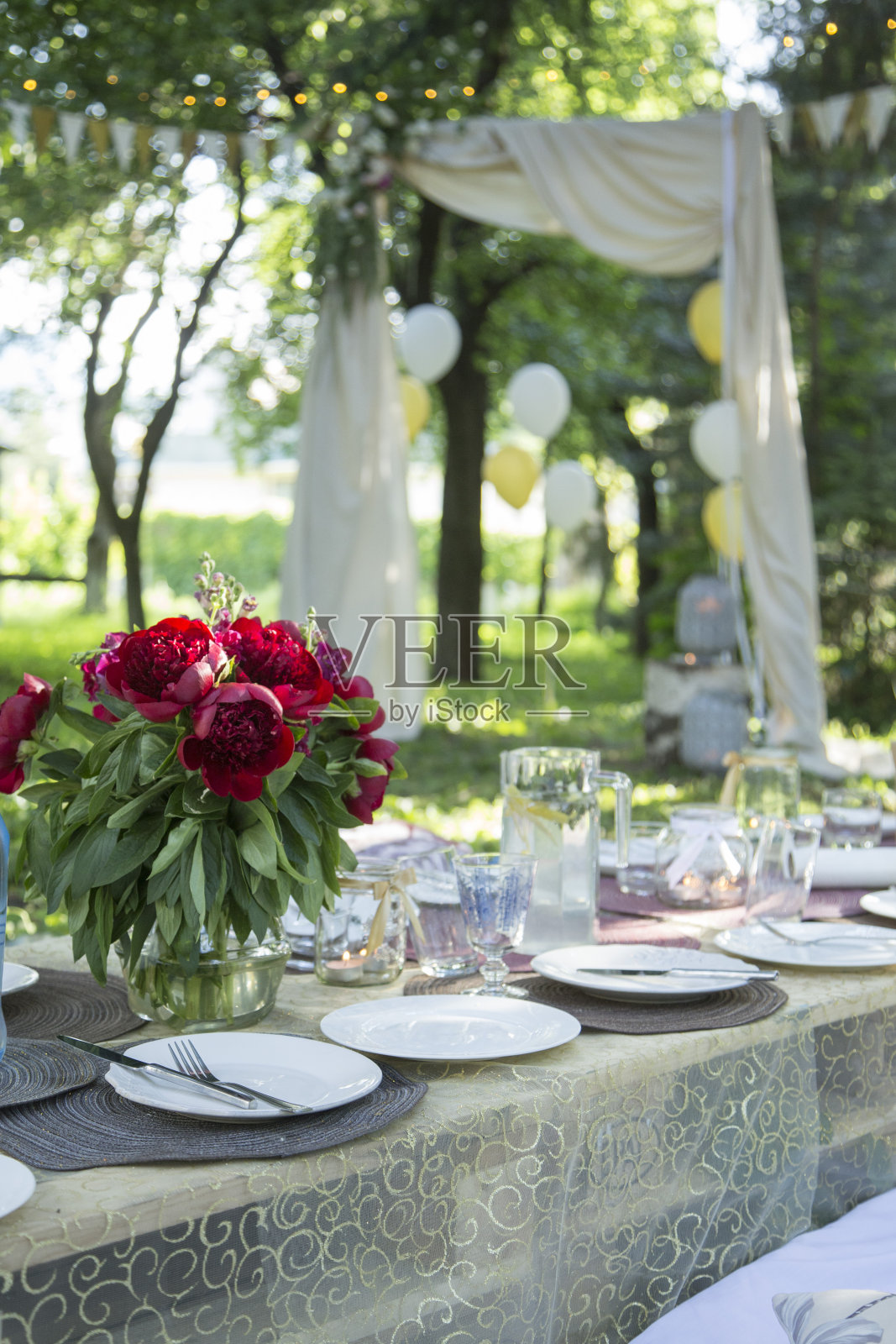 桌子上摆满了鲜花照片摄影图片