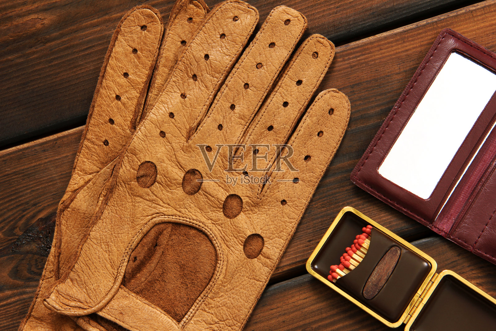 男性组。男人的配件。皮手套，火柴和镜子照片摄影图片