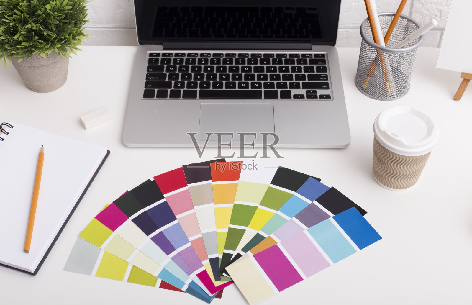 调色板的选择，咖啡和笔记本电脑在白色的桌子上照片摄影图片