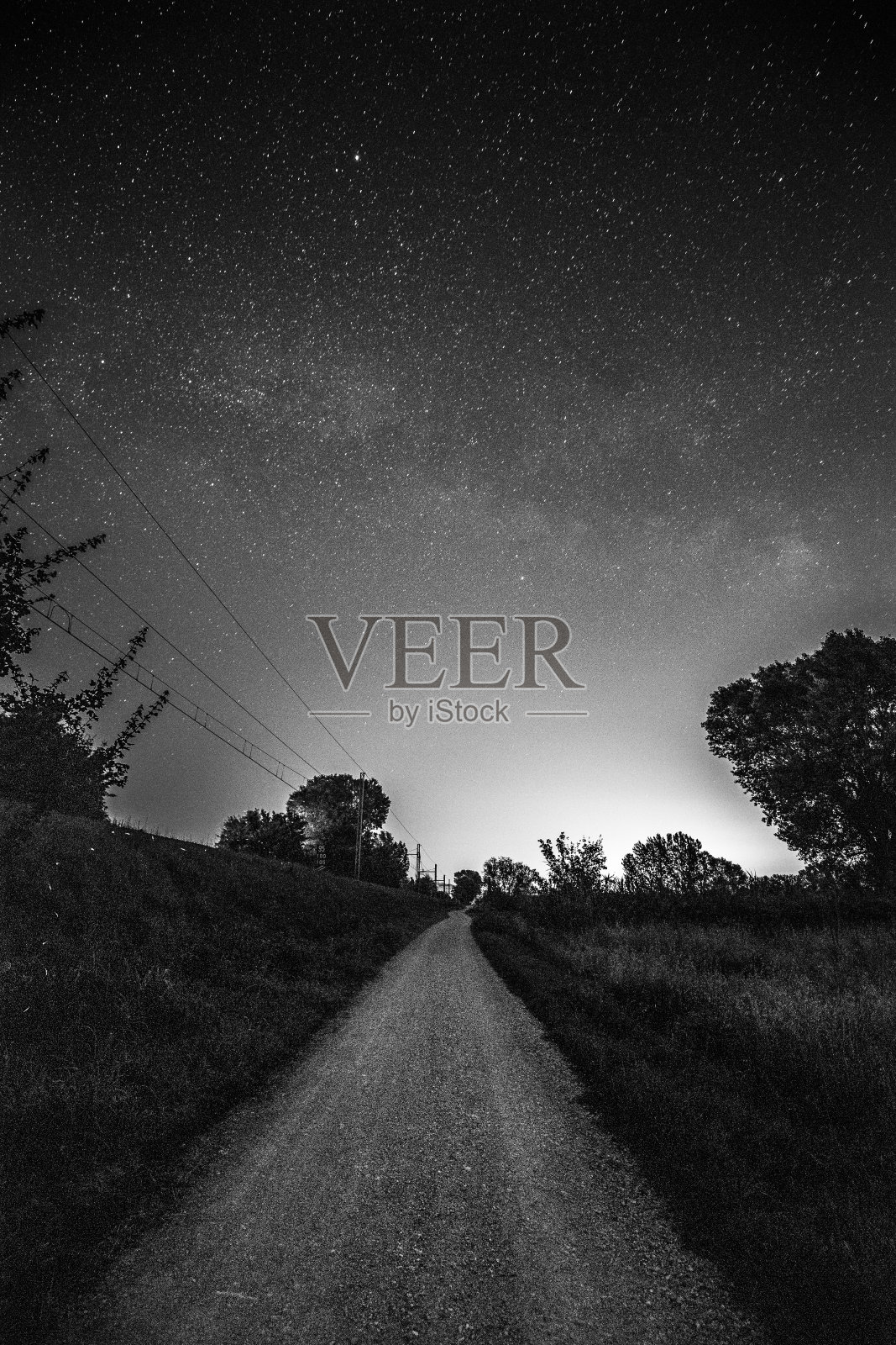 美丽的银河和乡村道路在前景照片摄影图片