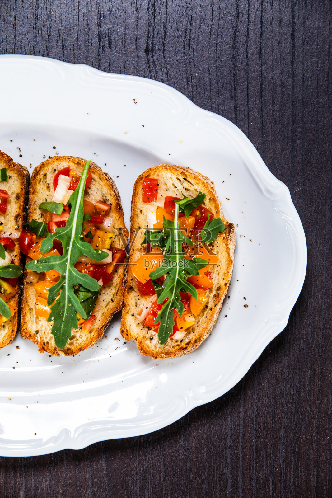 白盘子里的烤面包照片摄影图片