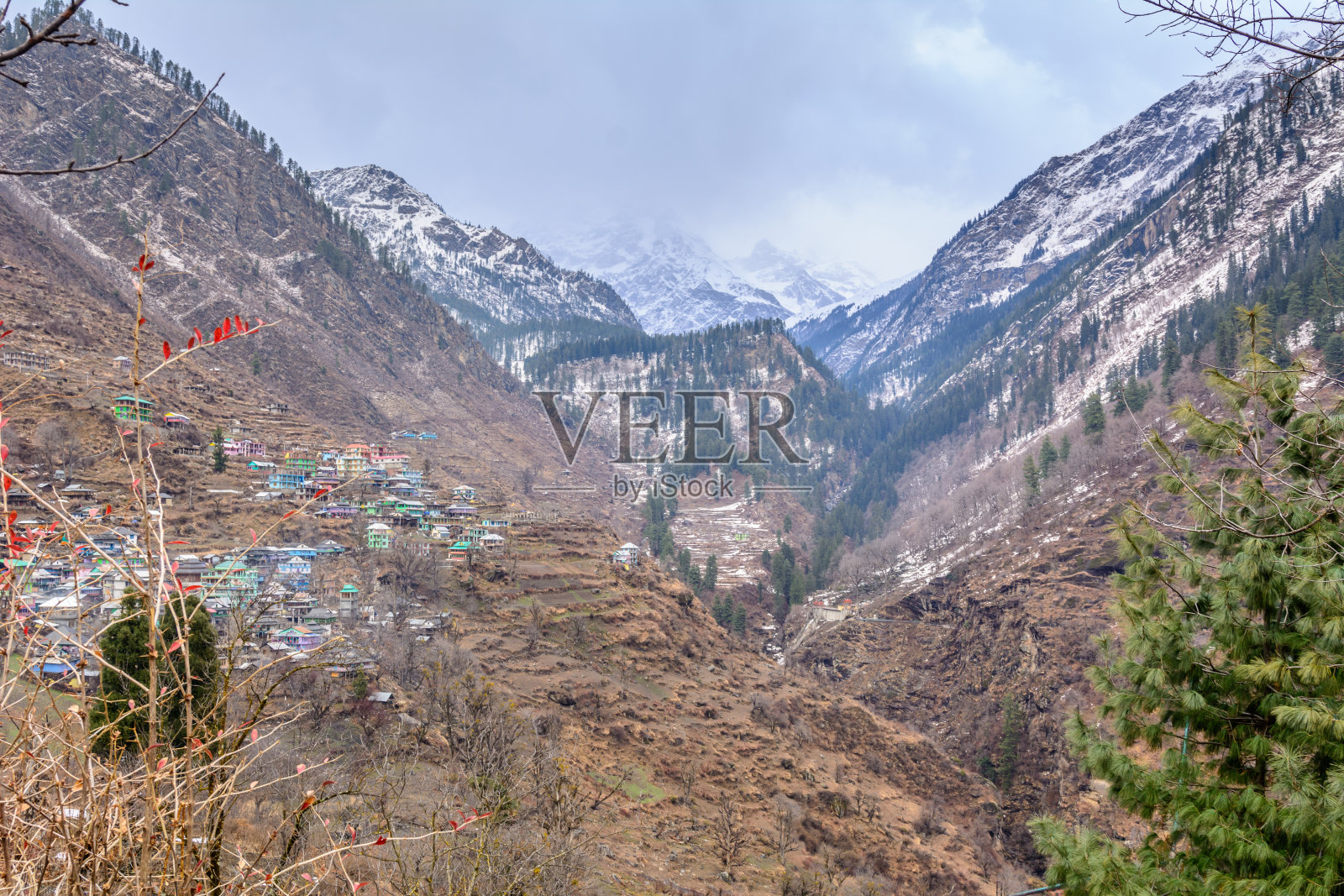 喜马拉雅山脚下覆盖着新雪的小村庄。照片摄影图片