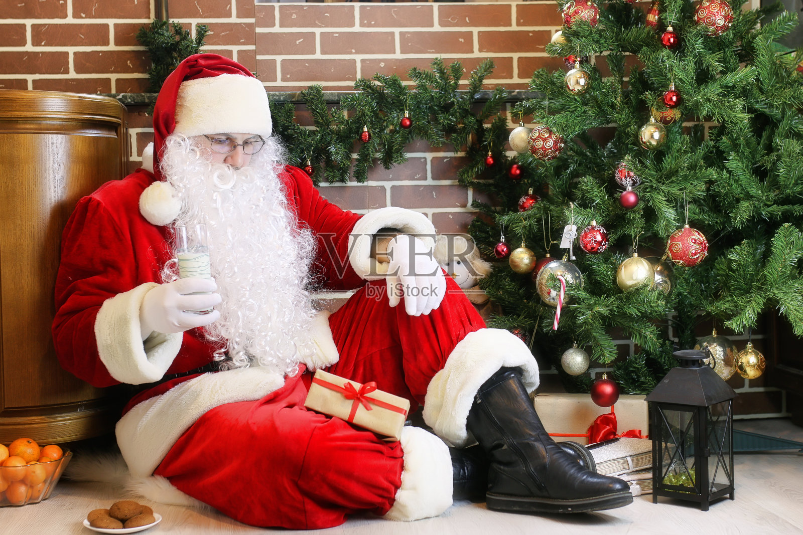 圣诞老人带着礼物圣诞树照片摄影图片