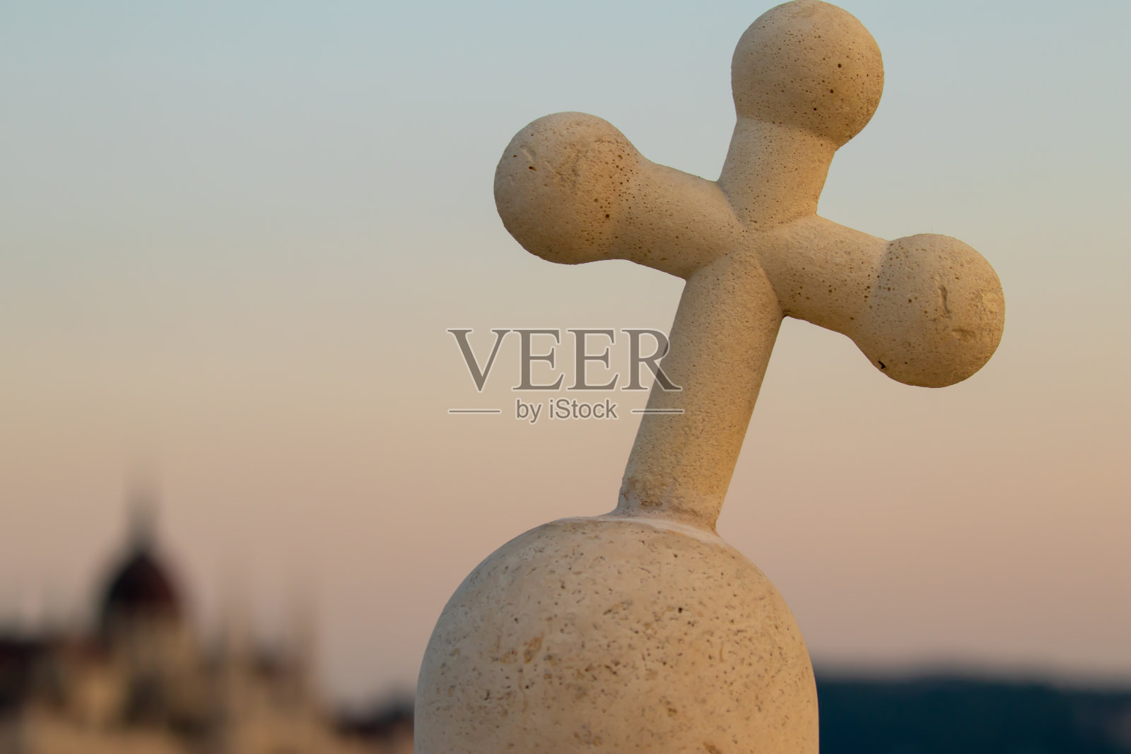 布达佩斯玛格丽特桥上的黄昏:多瑙河上的首都景色照片摄影图片