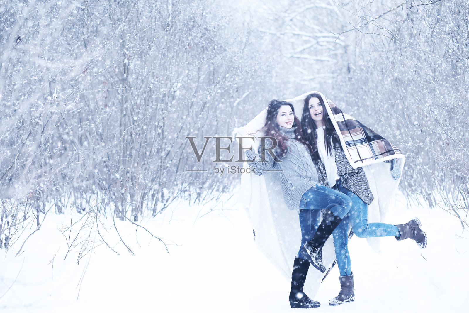 美丽的女孩在美丽的雪地里照片摄影图片