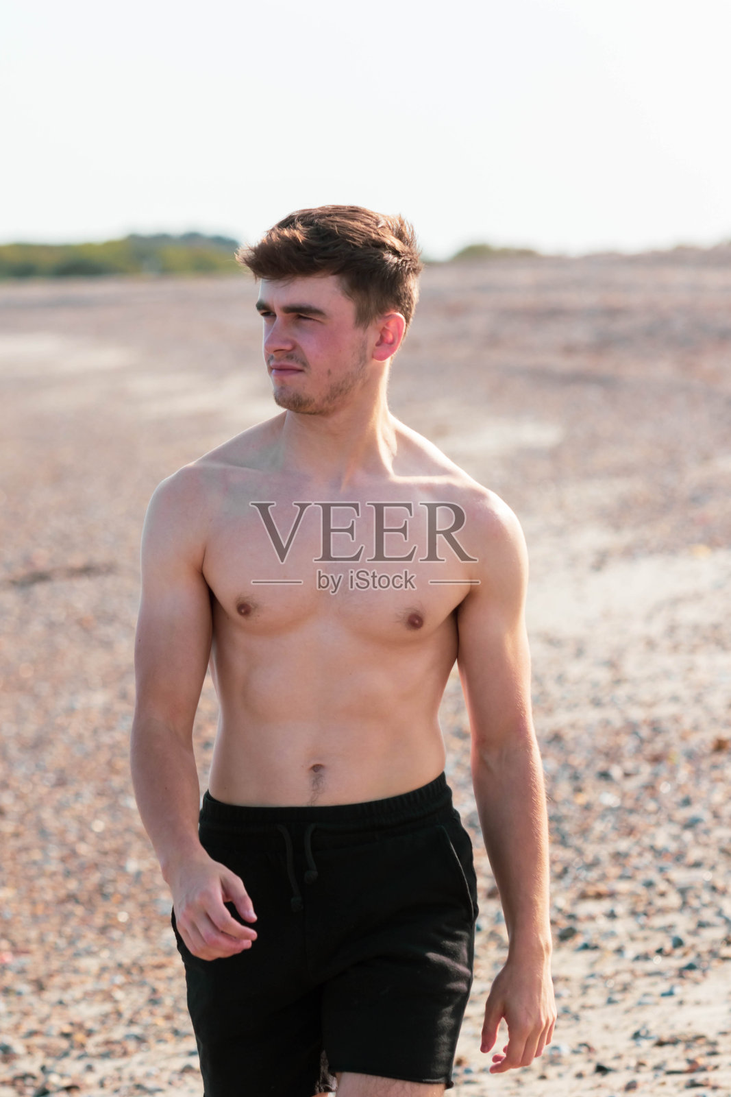 在沙滩上赤膊上阵照片摄影图片