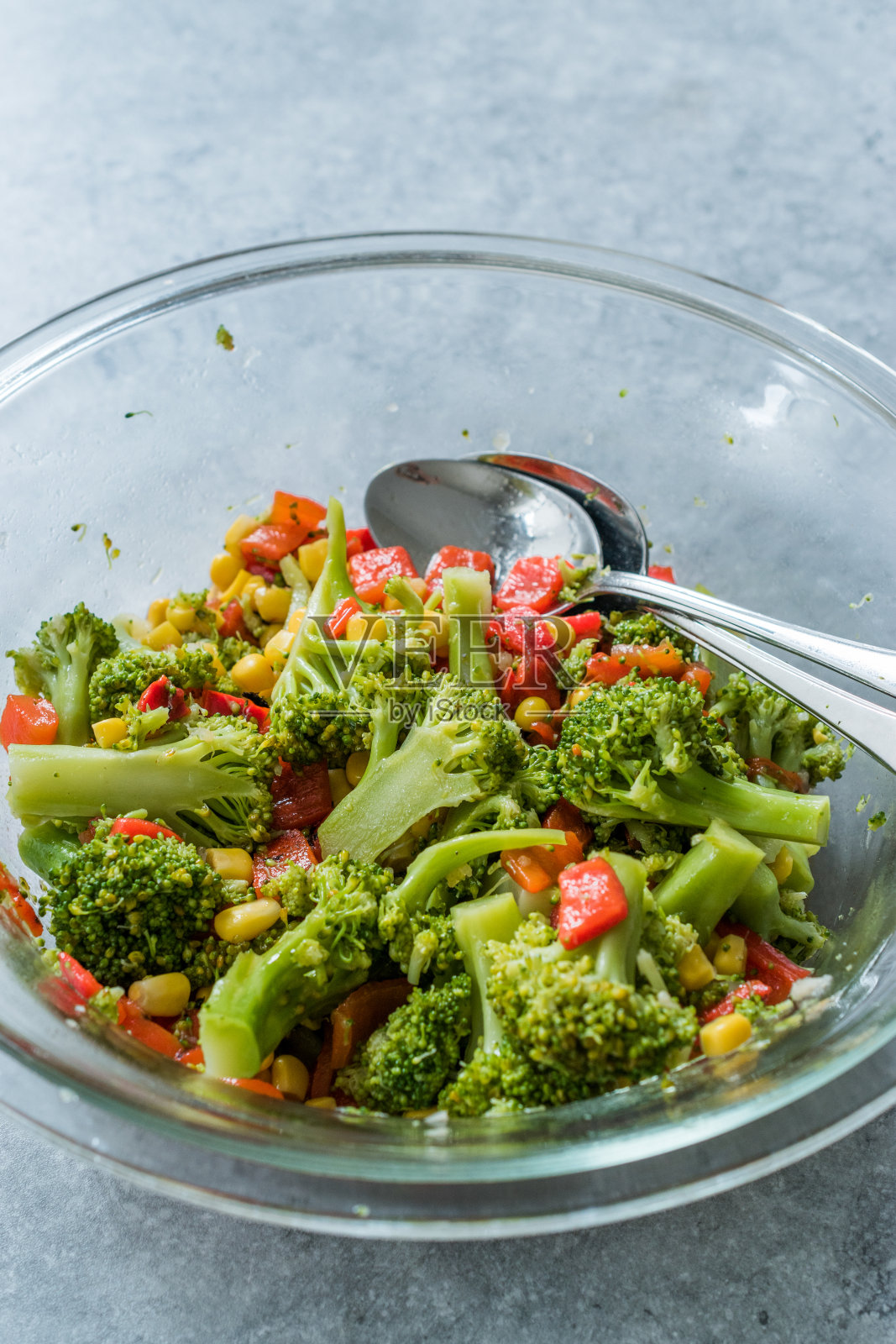 花椰菜沙拉与红辣椒和玉米在玻璃碗。照片摄影图片