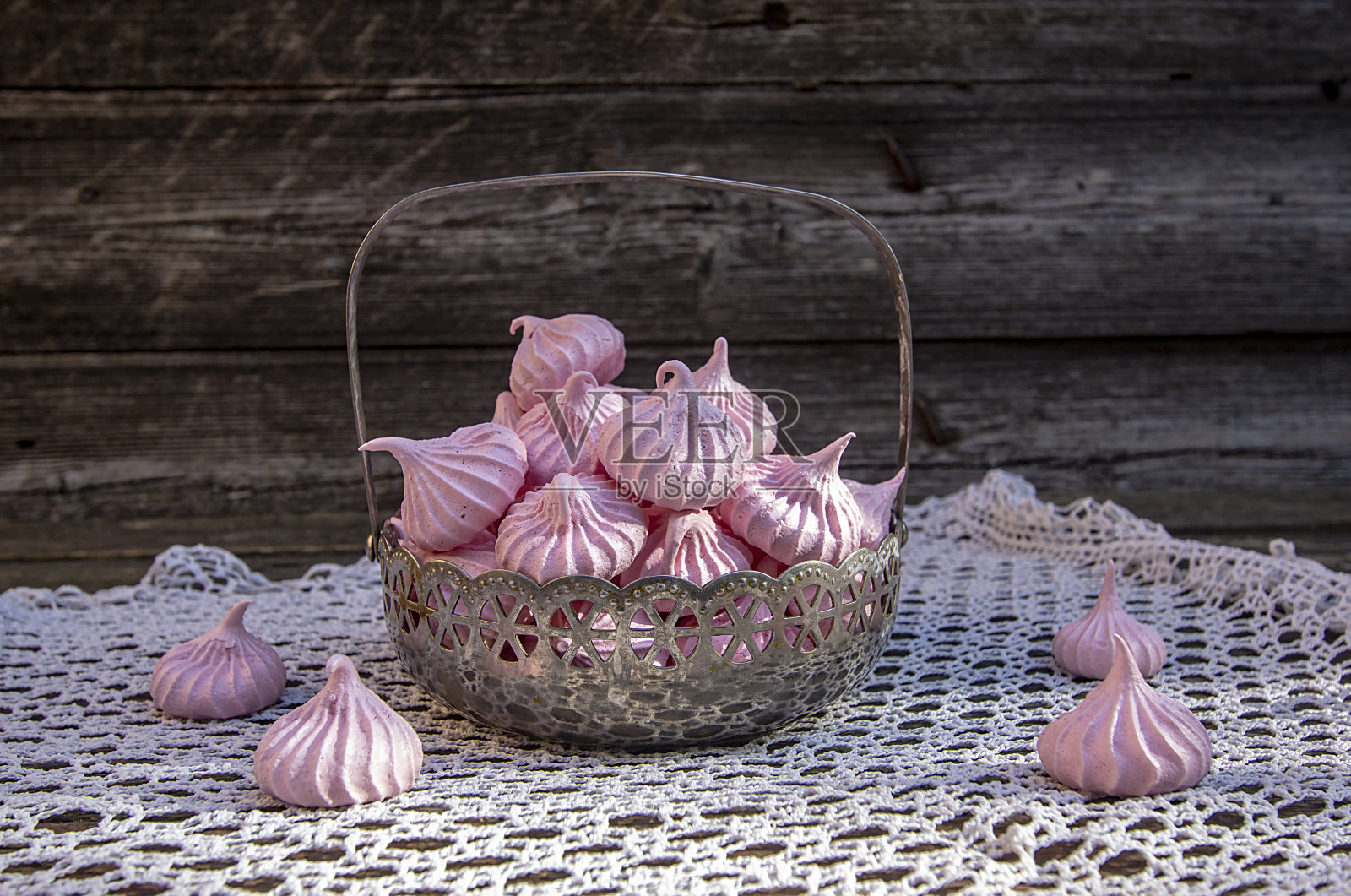 酥脆的粉红色蛋白酥皮照片摄影图片