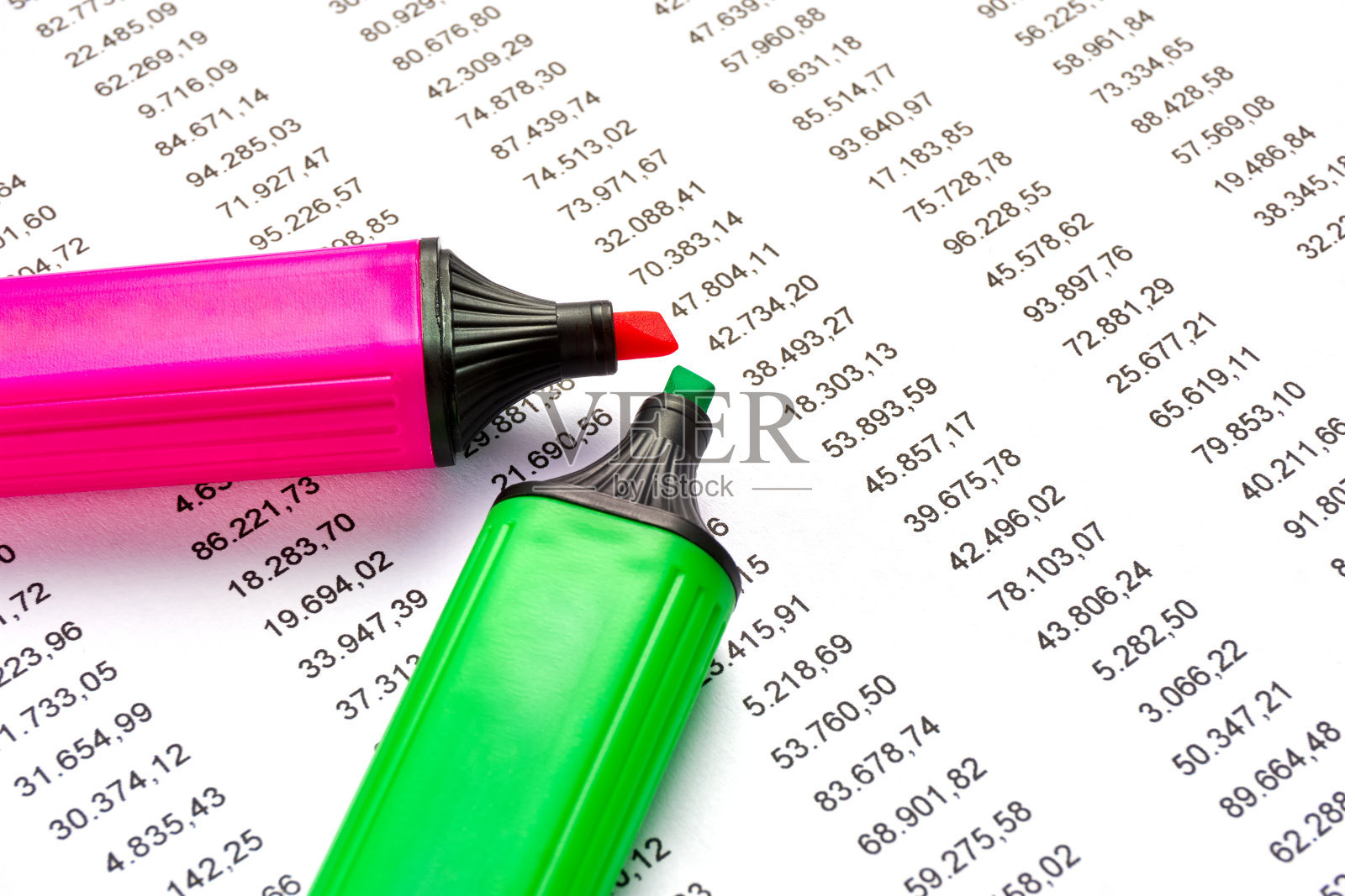 红色和绿色标记纸上的财务数字数据照片摄影图片