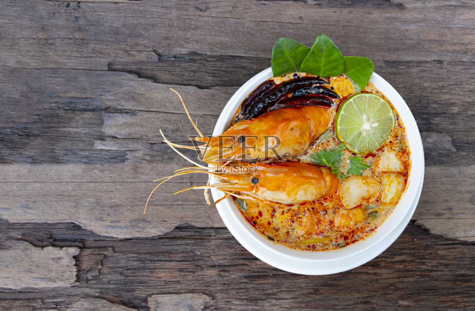 泰国的传统食物包括辣椒、酸橙柠檬草、酸橙叶以及米饭，从俯视的角度看，这道菜的背景是古老的木头。照片摄影图片