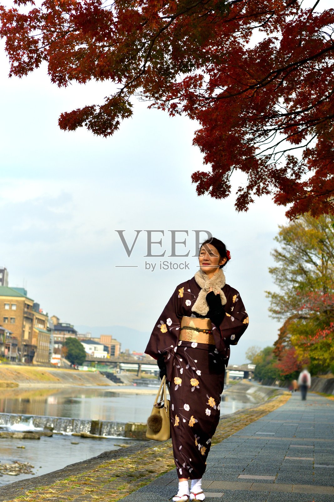 在京都鸭川边上穿着和服散步的日本女人照片摄影图片