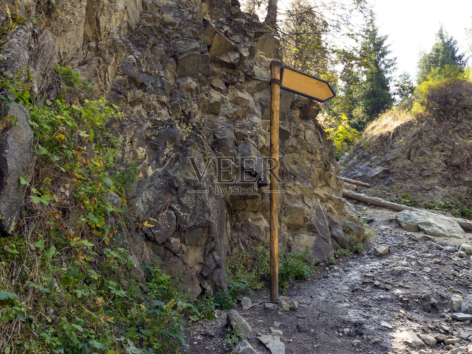 一个木制的路标指明了山间小路的方向。竞选“r”n照片摄影图片