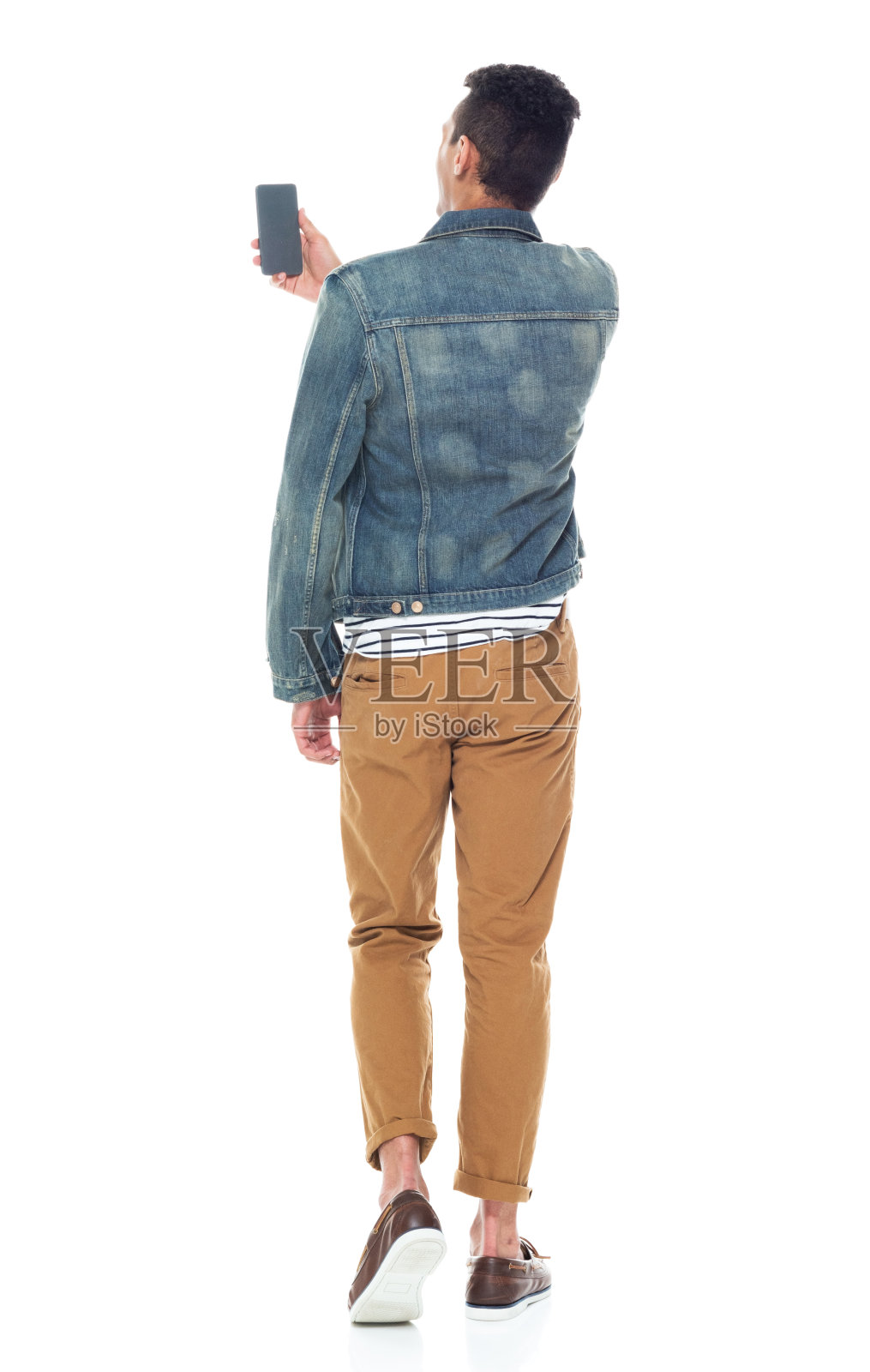 全长/后视图20-29岁的成年人英俊的人/高个子非洲裔/非洲裔男性/年轻男子站在白色背景穿着船鞋/牛仔夹克/酷的态度照片摄影图片