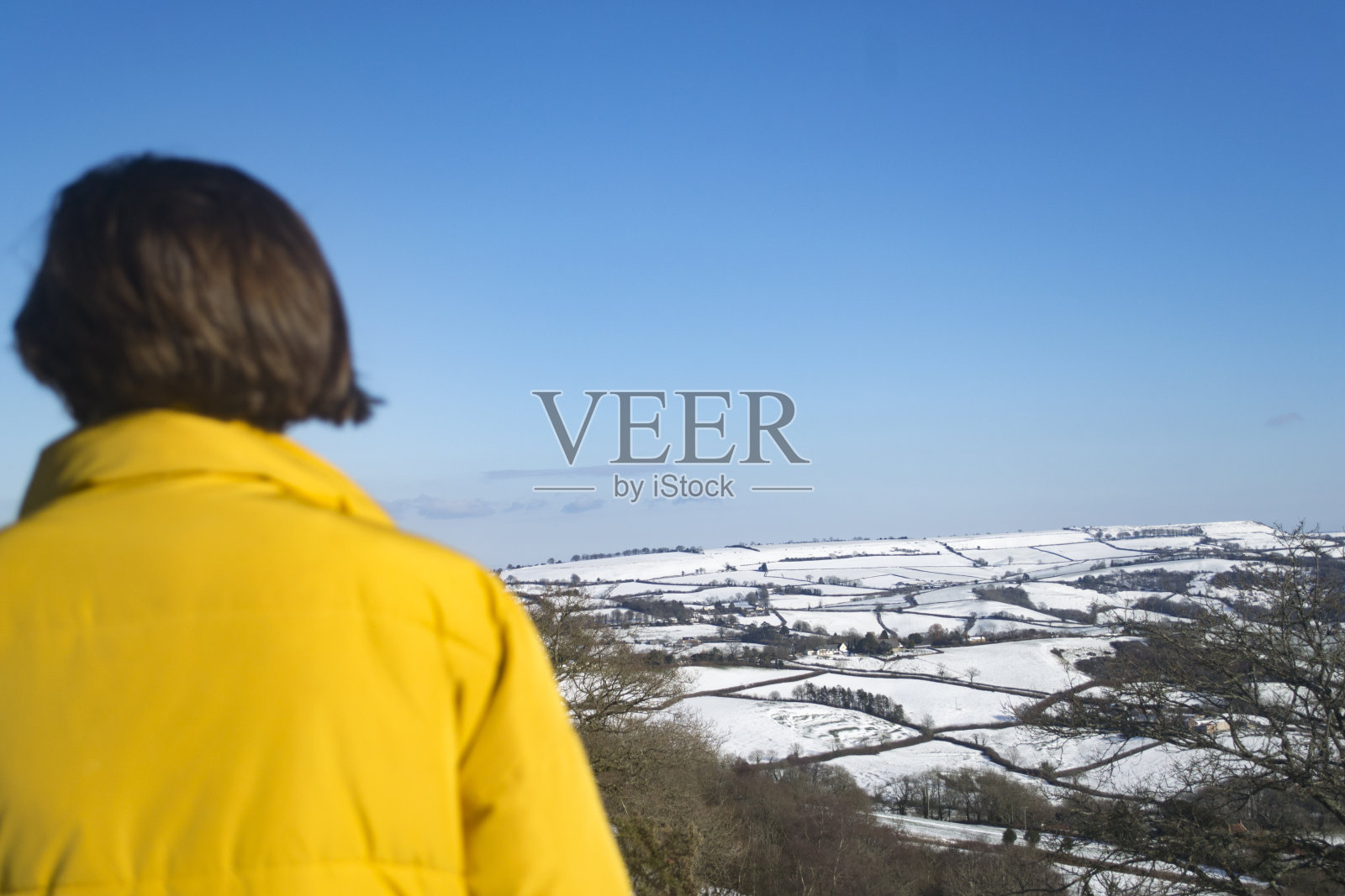 女孩看拼接视图照片摄影图片