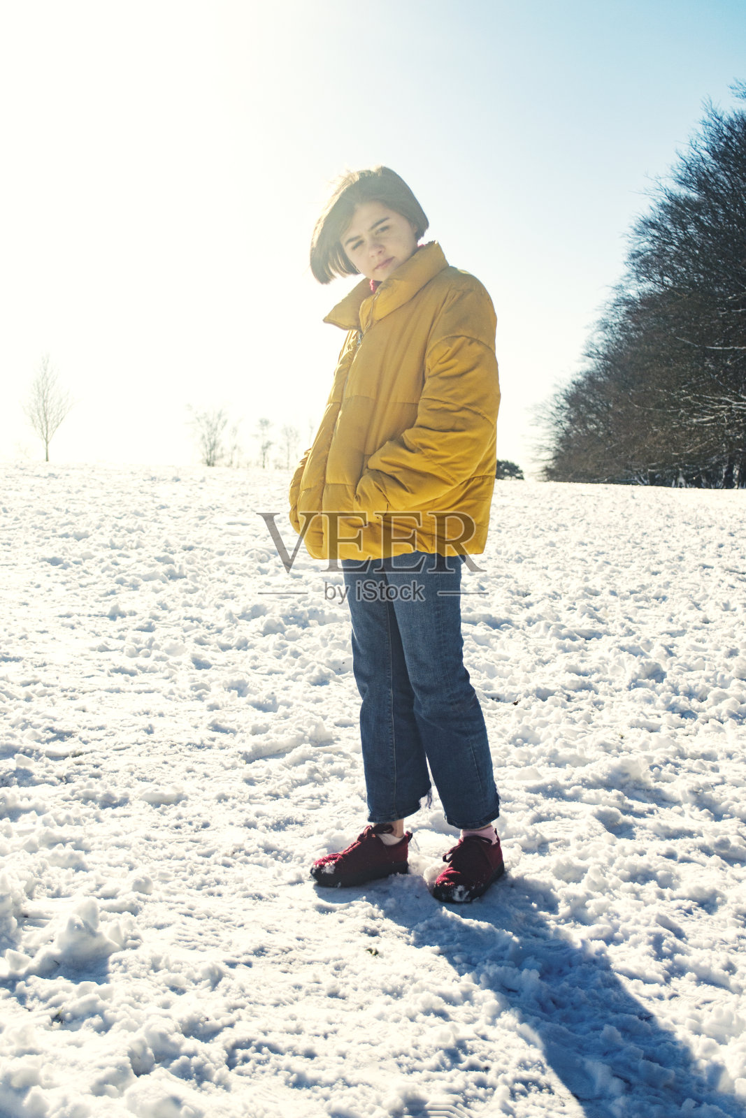 少女在雪景照片摄影图片