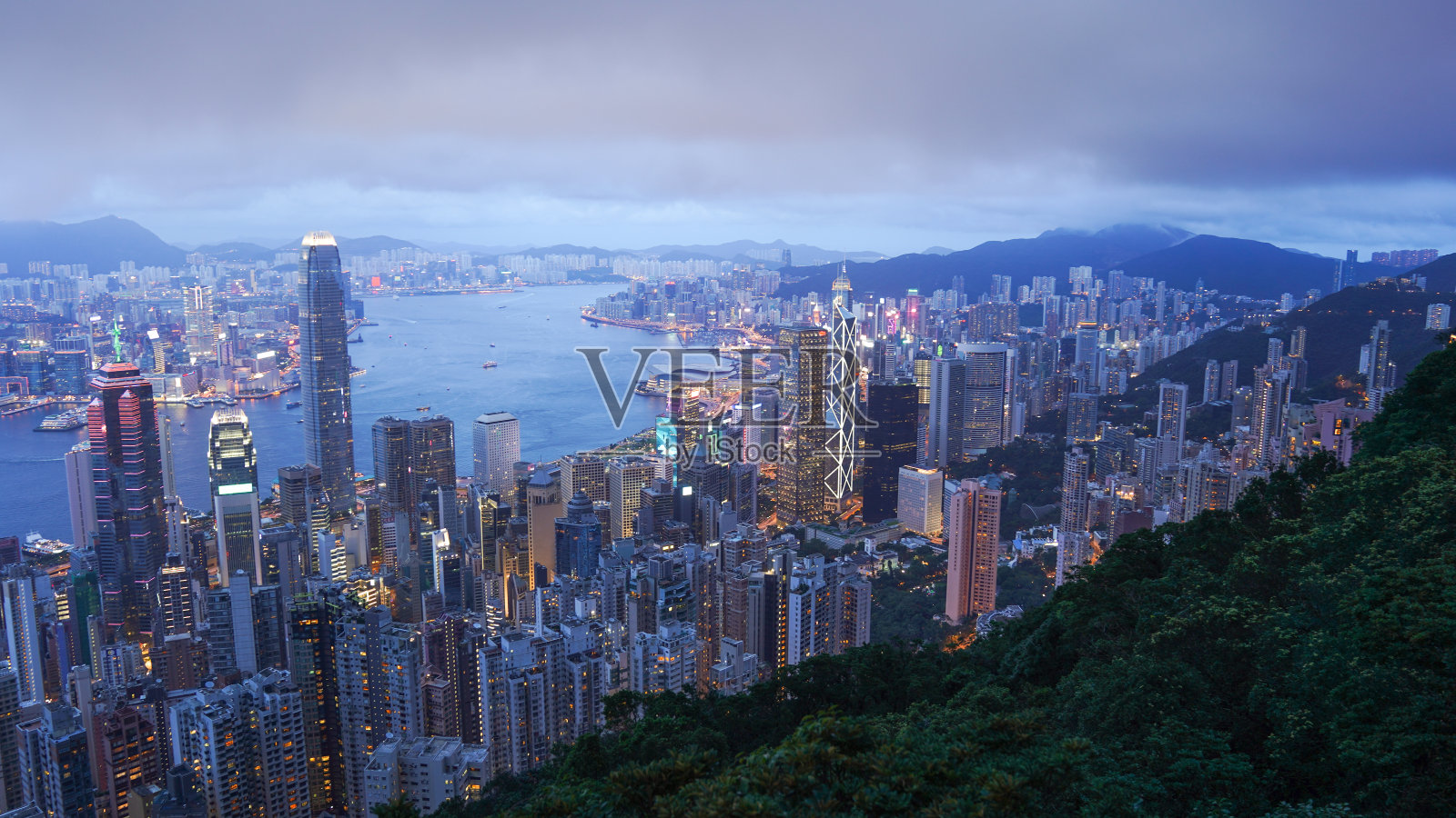 香港城市景观的全景鸟瞰图日落时的天际线，famaus旅游胜地维多利亚峰在香港中部照片摄影图片