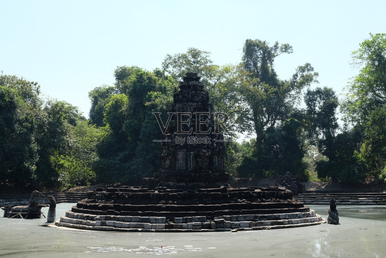 柬埔寨暹粒，一座12世纪晚期的佛教寺庙(古老的医院)。吴哥窟-联合国教科文组织世界遗产，柬埔寨暹粒附近照片摄影图片