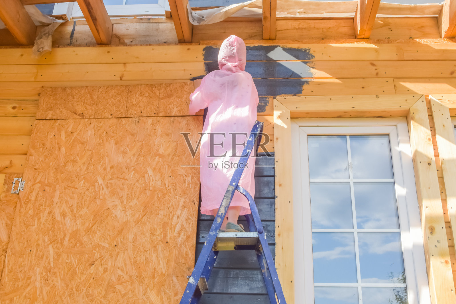 孩子粉刷房子照片摄影图片