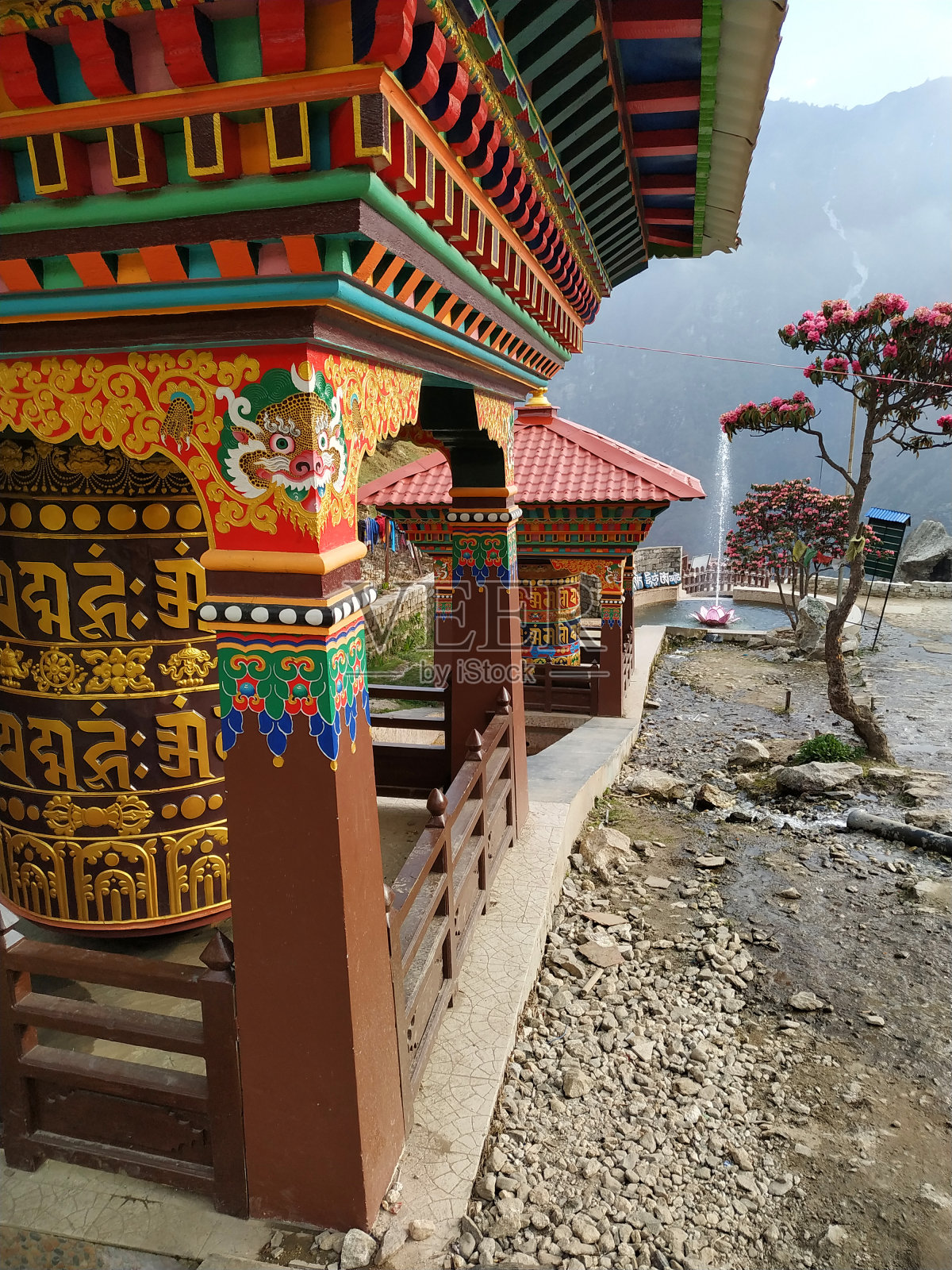 尼泊尔的彩色佛教经轮照片摄影图片