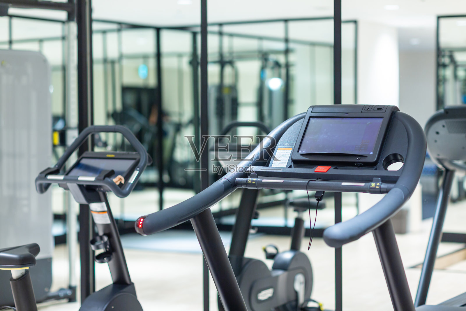 现代轻健身房。健身房的运动器材。照片摄影图片