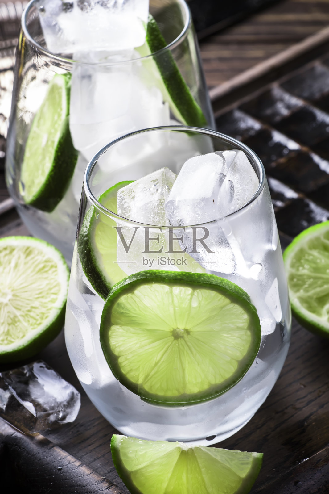 古巴自由酒精鸡尾酒与金色朗姆酒，柠檬汁，可乐，酸橙和冰，深色吧台背景，酒吧工具，文字的地方照片摄影图片