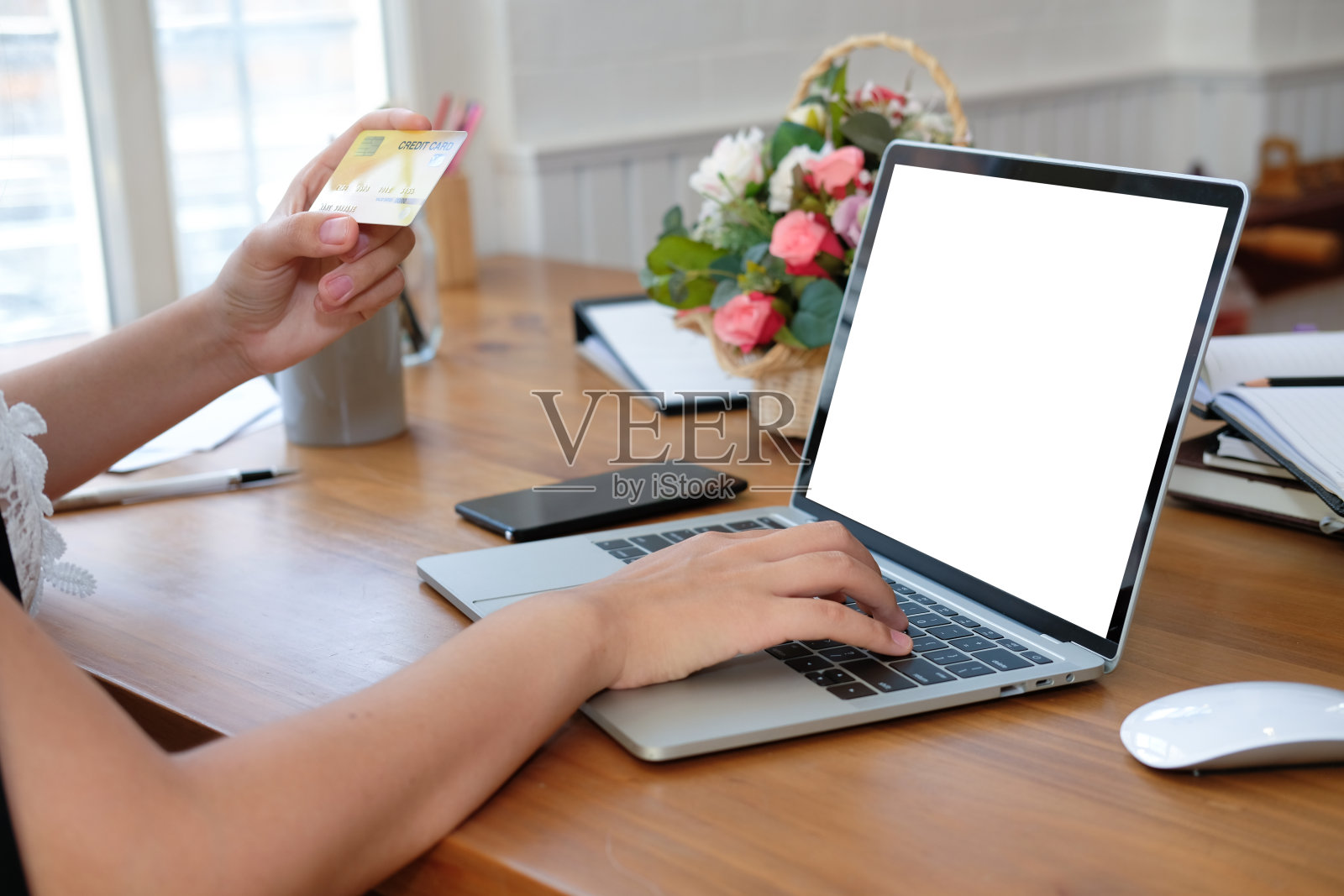 用电脑和信用卡在网上购物的女人照片摄影图片