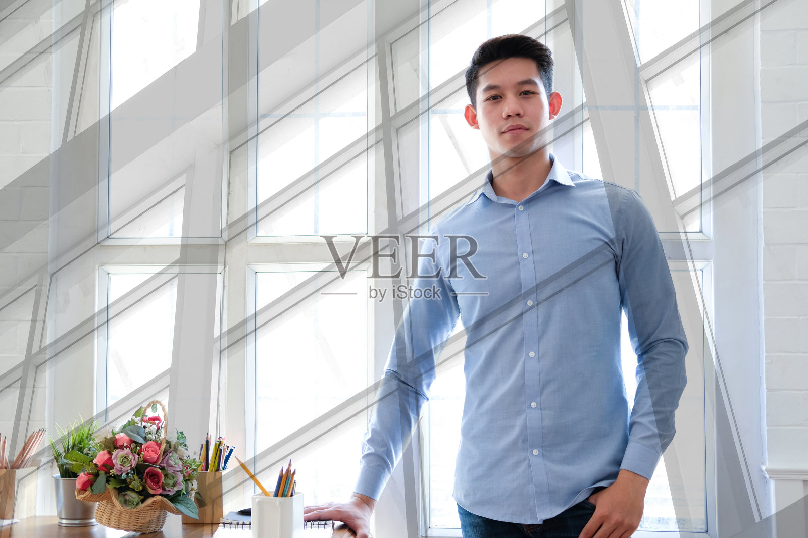 亚洲商人站在工作场所的肖像照片摄影图片