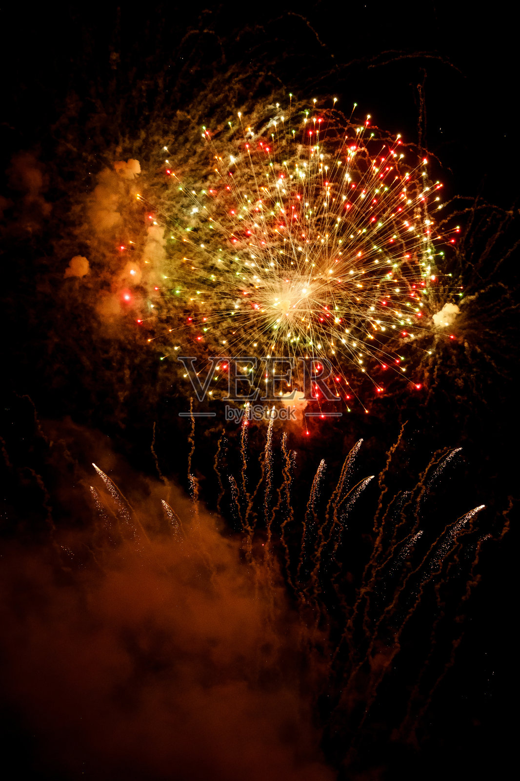 烟花照亮天空，庆祝节日。照片摄影图片