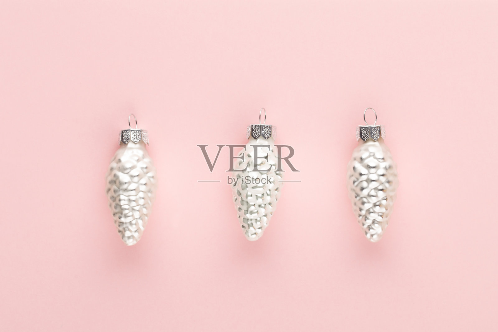 粉红色背景的圣诞装饰品。圣诞组成。平铺，俯视图，拷贝空间。照片摄影图片