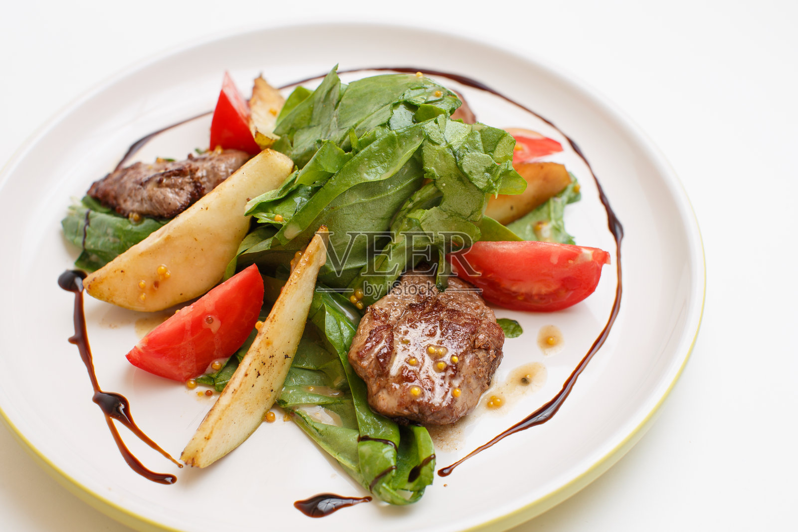 肉加土豆和菠菜照片摄影图片