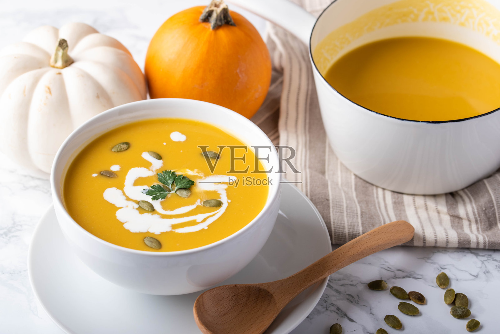 以南瓜为背景的传统南瓜汤照片摄影图片