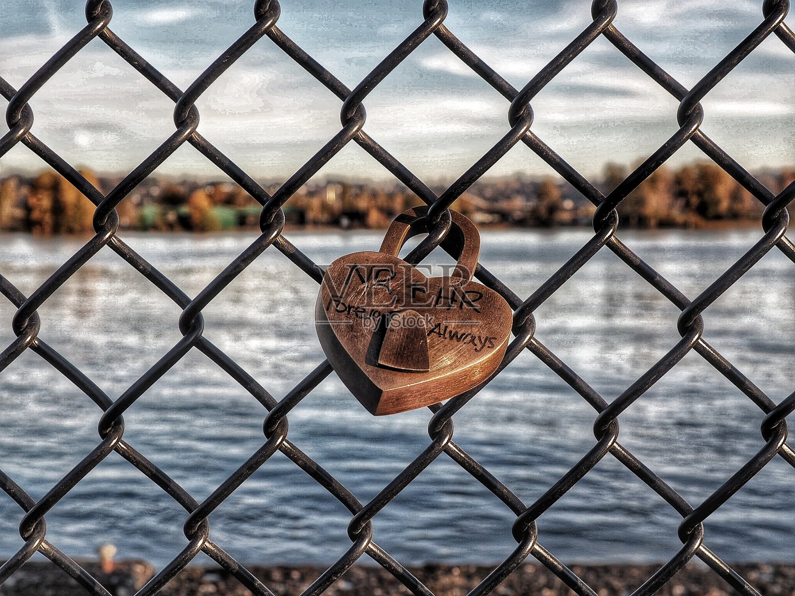 锁在篱笆上照片摄影图片