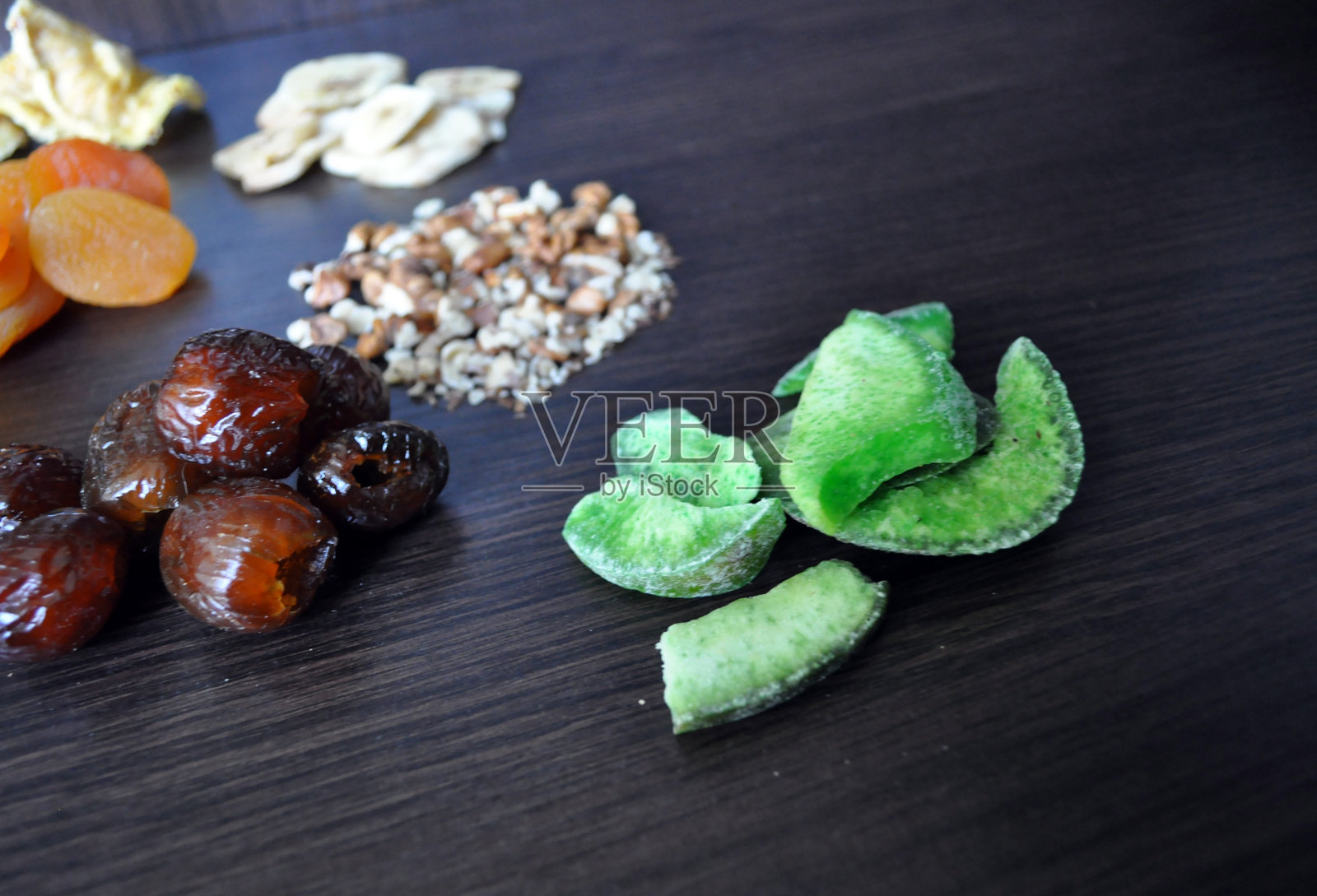 一组干果和坚果在一个黑暗的背景照片摄影图片