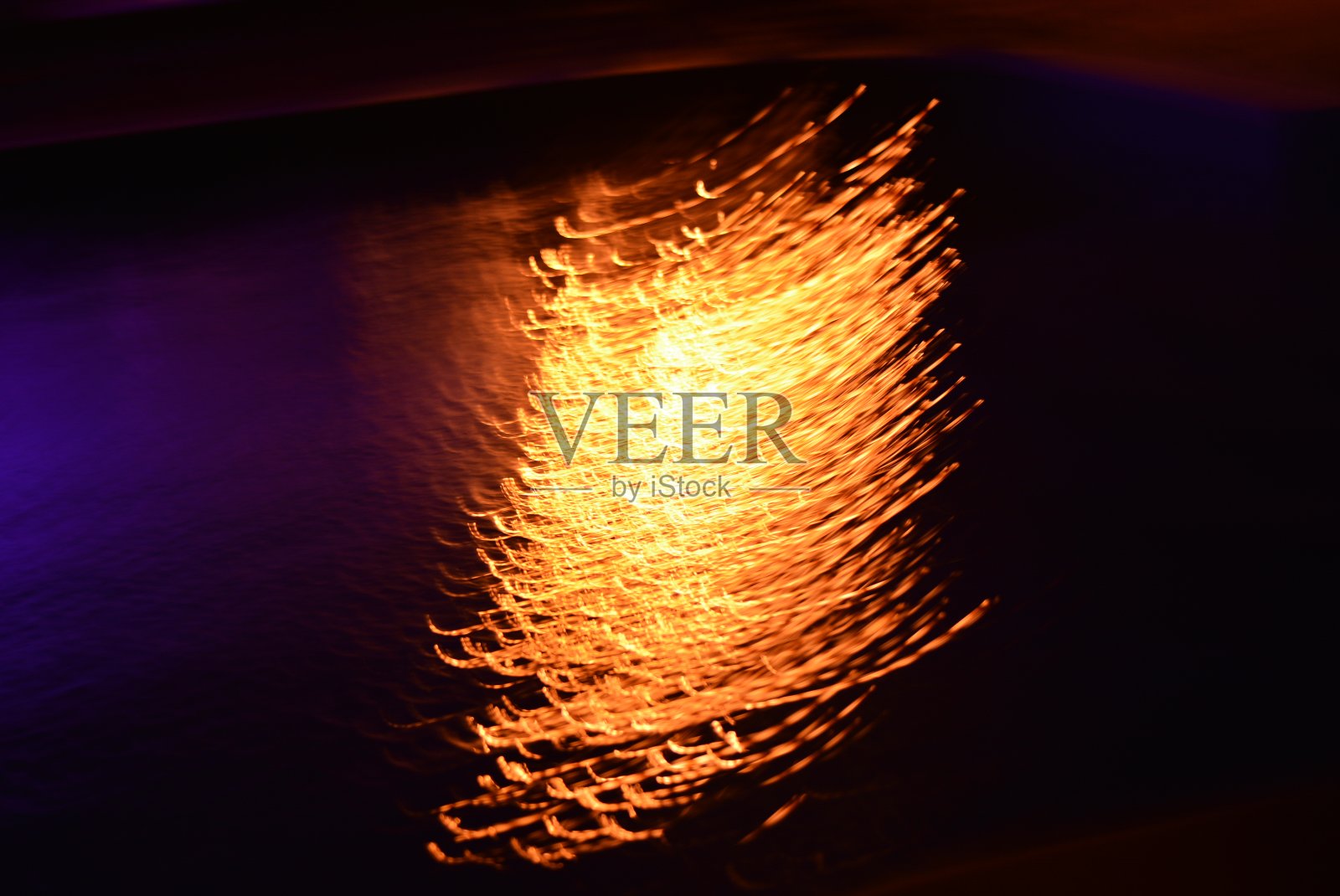 反光光在水面上的眩光和反射照片摄影图片