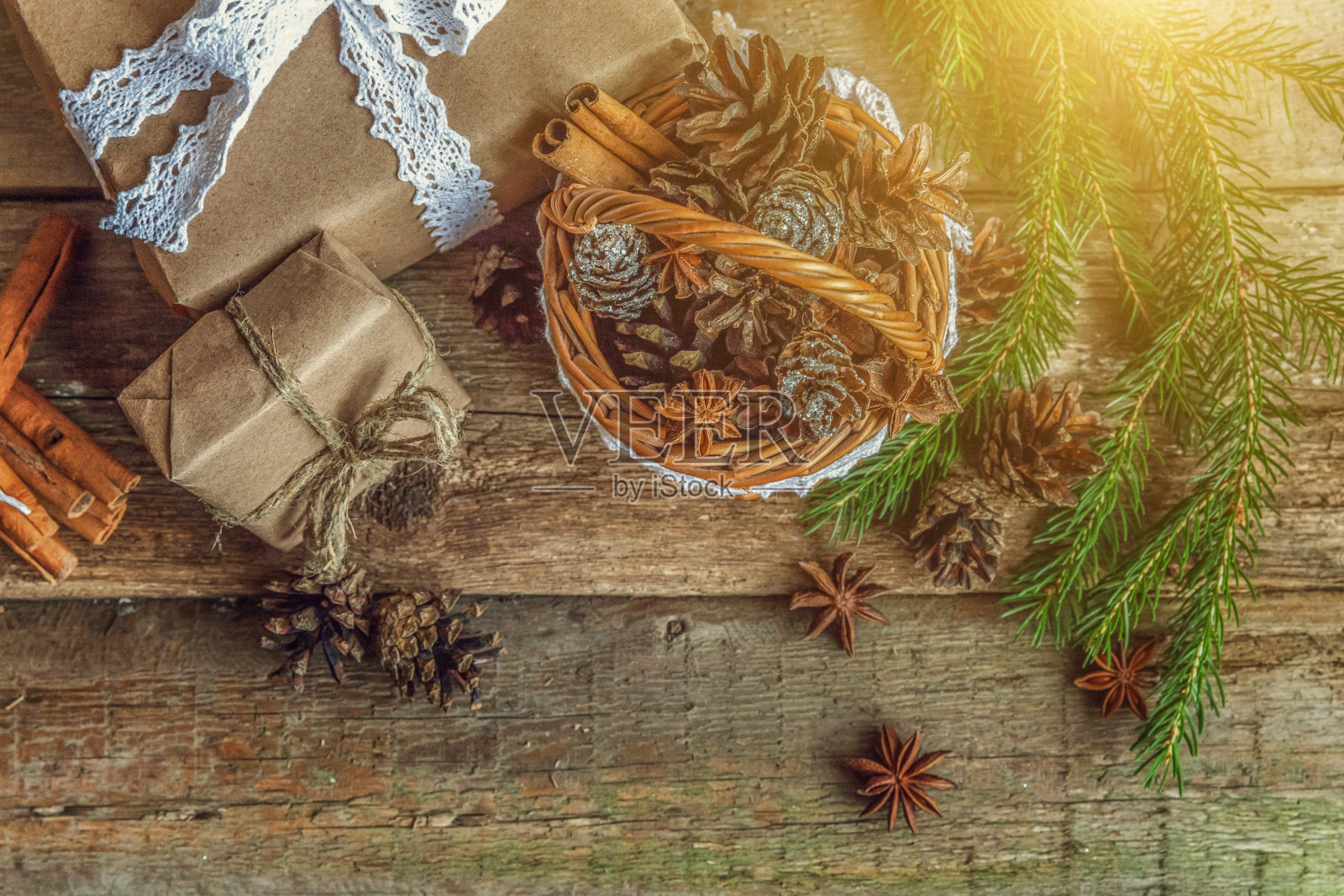 木制背景上的圣诞装饰照片摄影图片