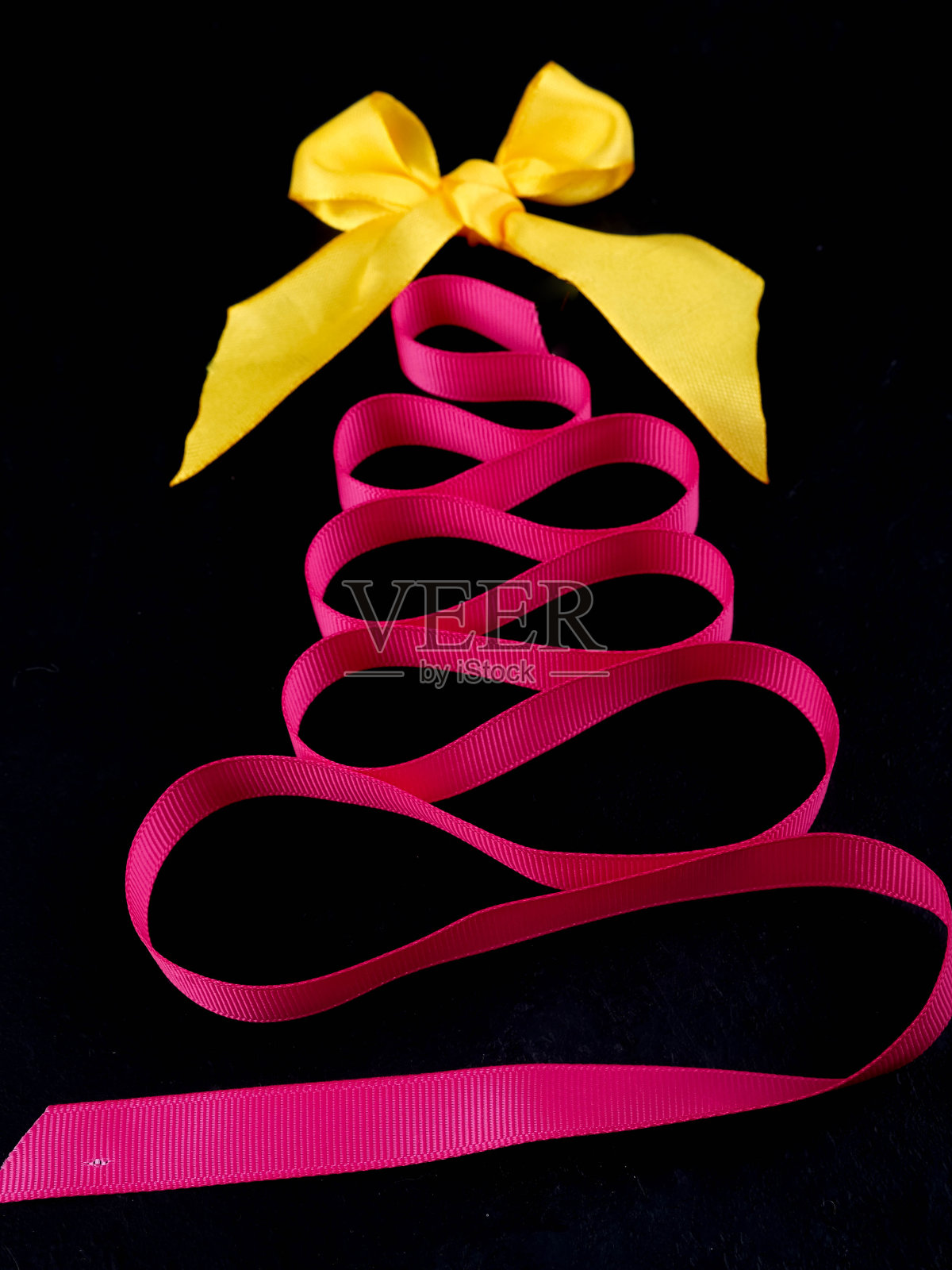 圣诞树与缎带，在黑色的背景，拷贝空间，概念，节日，圣诞卡照片摄影图片