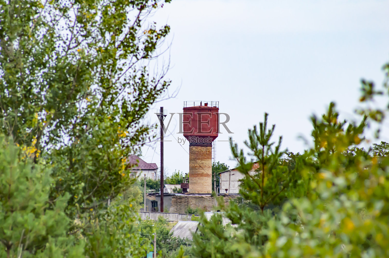 水塔在多云的地平线背景上。照片摄影图片