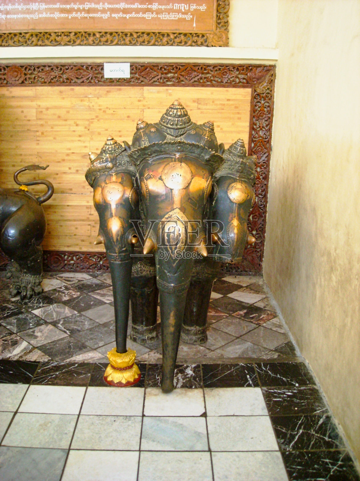 一座佛寺里的大象雕像照片摄影图片