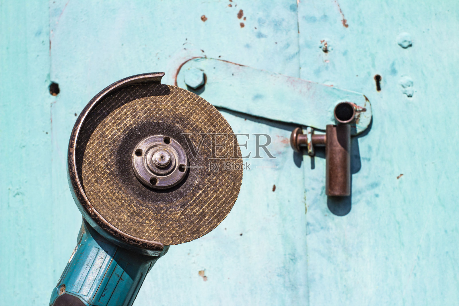 角磨床上模糊的背景挂锁照片摄影图片