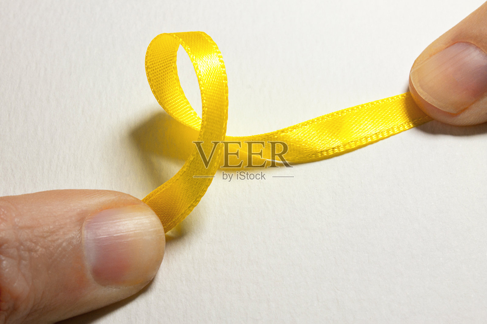 世界预防自杀和儿童癌症意识日丝带。照片摄影图片