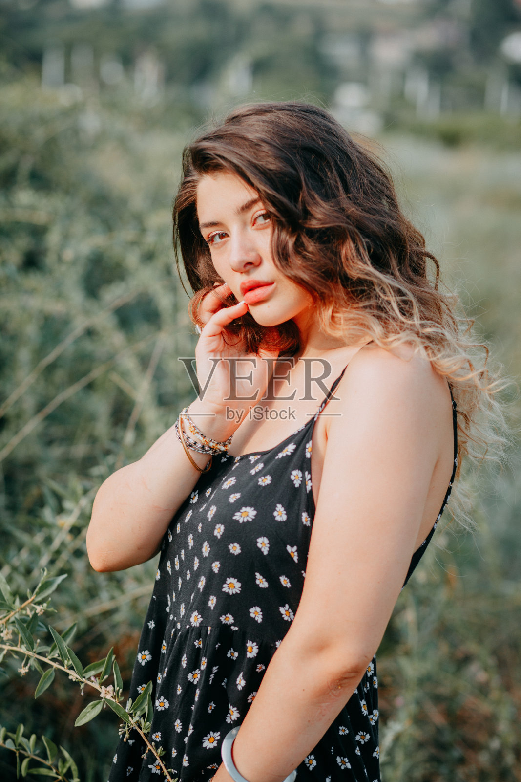 田野里的漂亮姑娘照片摄影图片