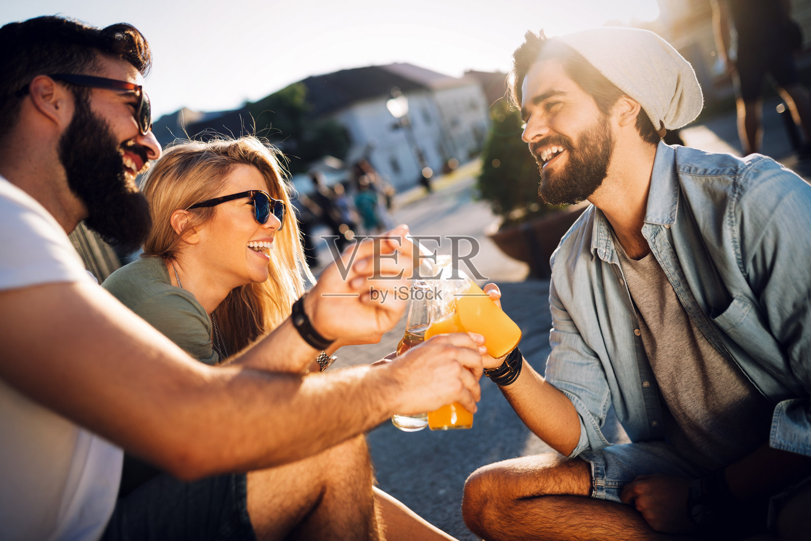 一群年轻的朋友一起在户外玩照片摄影图片