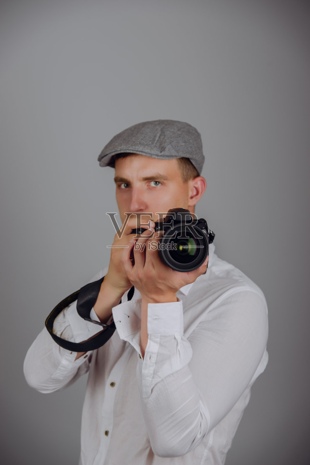 用专业相机的年轻人照片摄影图片