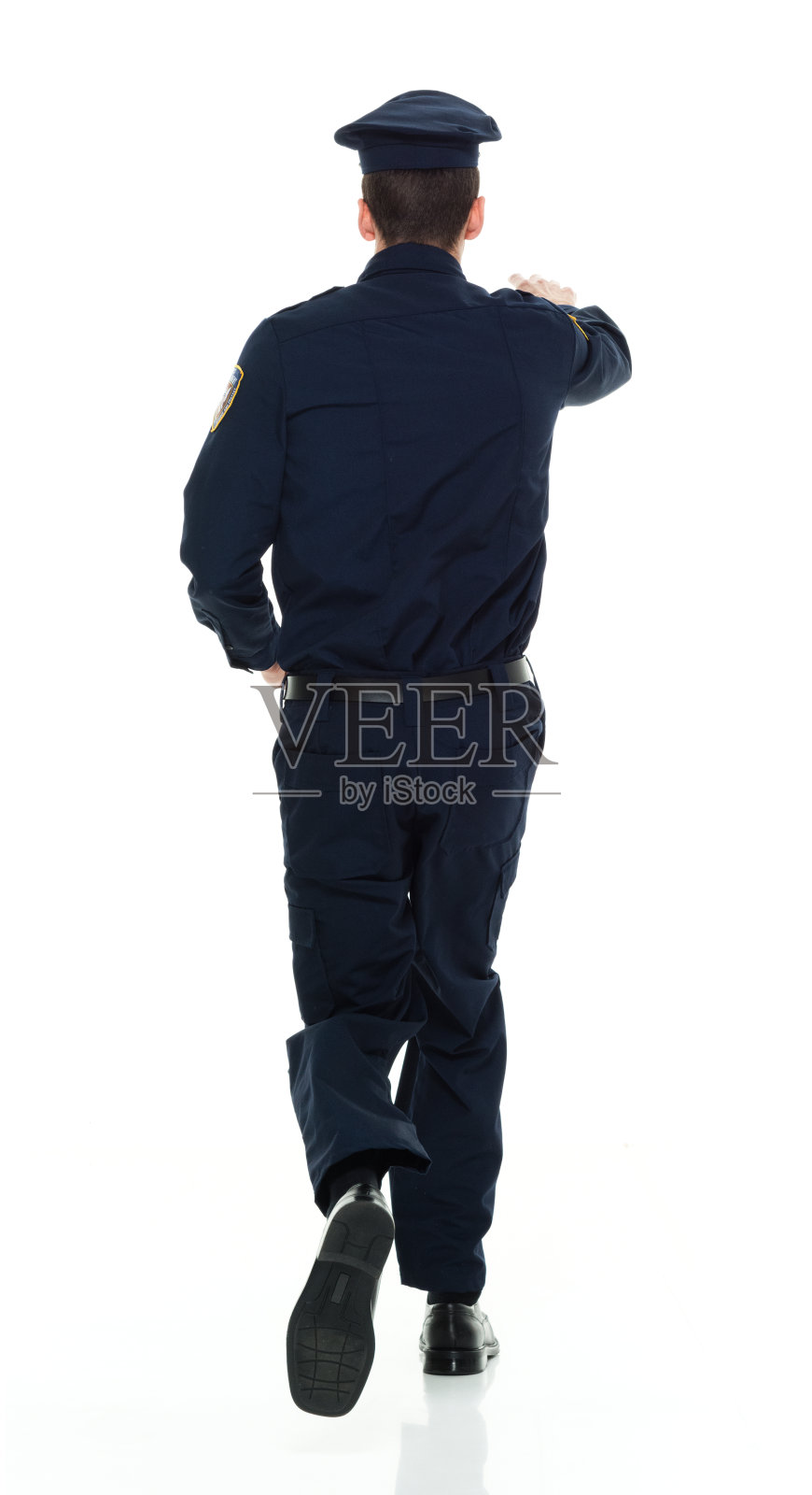 一人/全身/后视图/ 30-39岁的成年英俊的人白人男性/年轻男子警察/安全人员穿制服/领带/帽子/徽章/犯罪照片摄影图片