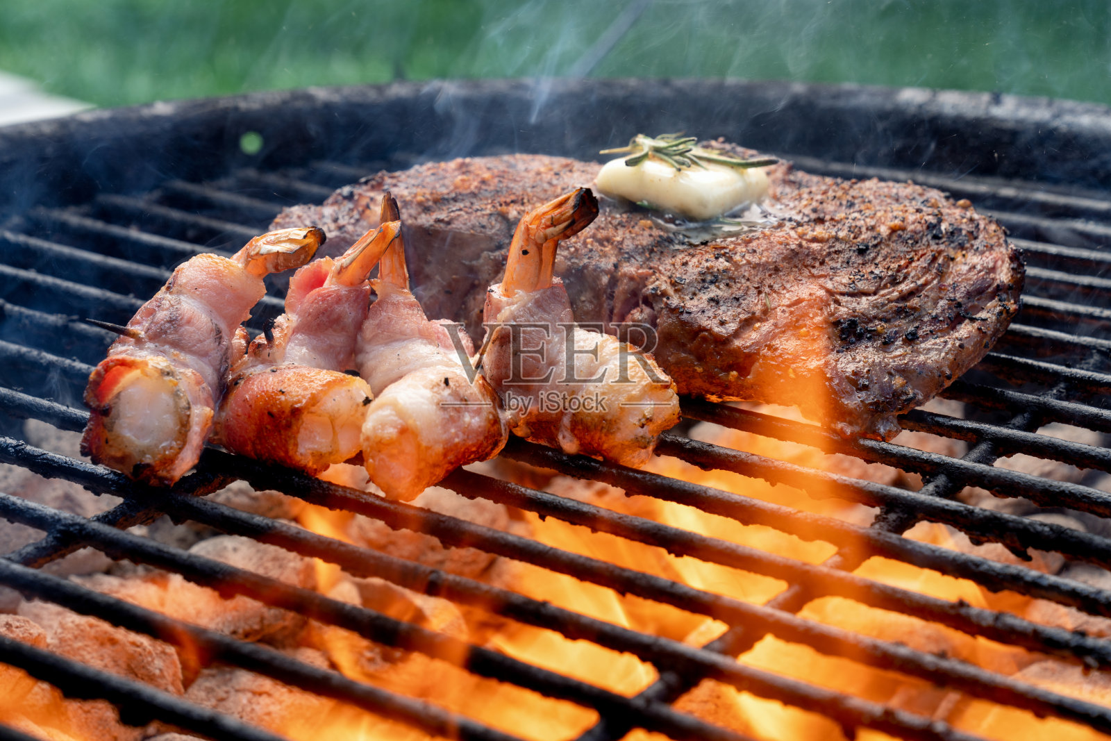 熏肉卷虾配美味的肋眼牛排照片摄影图片